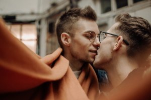 Unsplash/ Renate Vanaga Homens se beijando