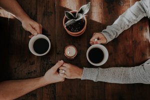 Unsplash/Taylor hernandez Casal tomando café com vela