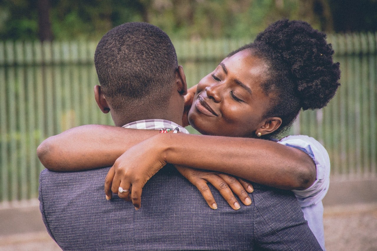 Foto de Git Stephen Gitau no Pexels Casal abraçado em um parque.