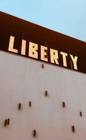 Unsplash/Jennifer Lo Placa com 'Liberty' (liberdade, em inglês) escrito