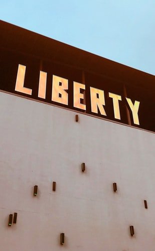 Placa com 'Liberty' (liberdade, em inglês) escrito