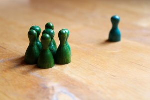 Pixabay/Ohmydearlife Pinos juntos e pino excluído simbolizando a segregação