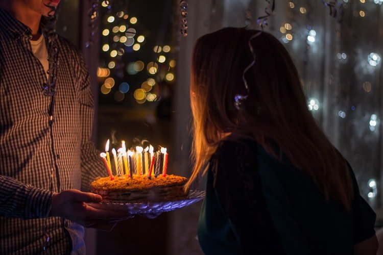 Menina apagando velas de aniversário