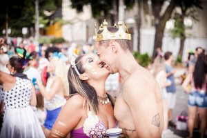 Blog Casal Mil Casal se beijando em bloquinho.