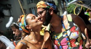 Zine Cultural Casal fantasiado se beijando em bloquinho.