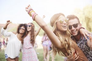 123rf Homem e mulher sorrindo juntos em festa ao ar livre.