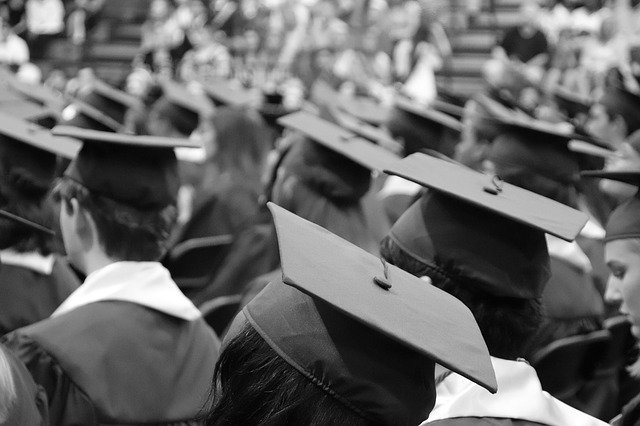 Pessoas com chapéus de formatura