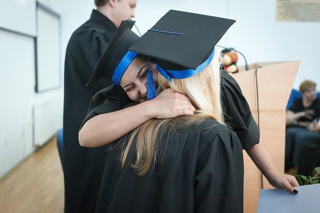 Meninas em formatura se abraçando