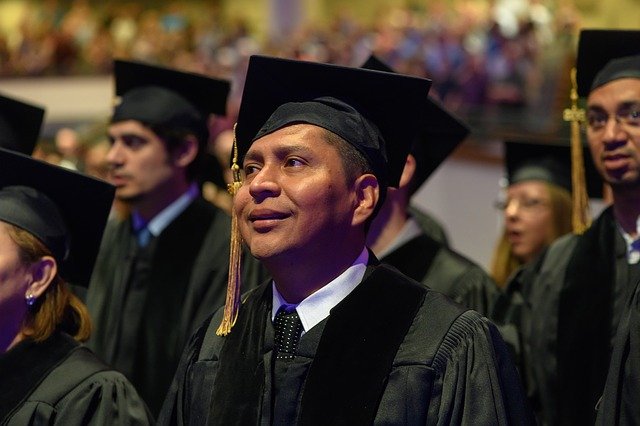 Alunos vestindo beca em cerimônia de formatura