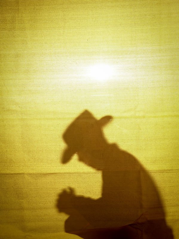 Cowboy agachado em oração