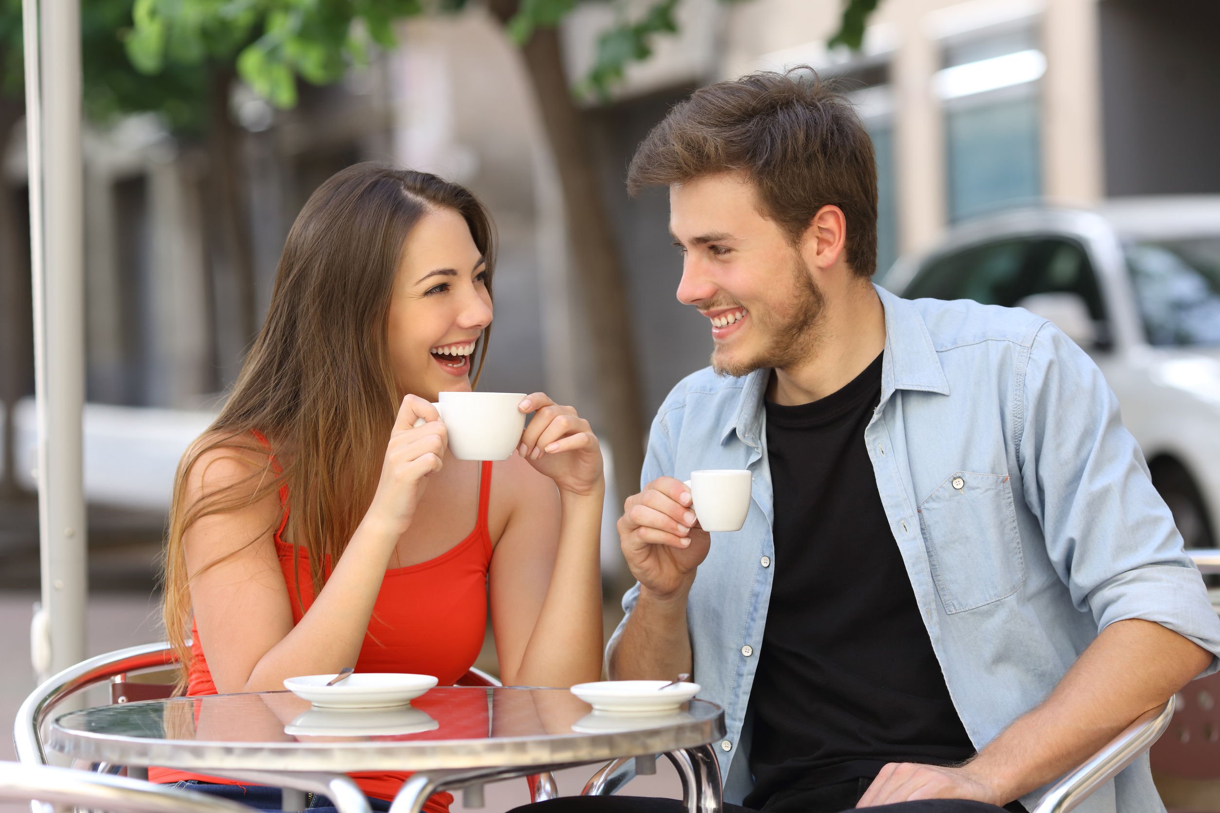 Foto de homem e mulher conversando e tomando café