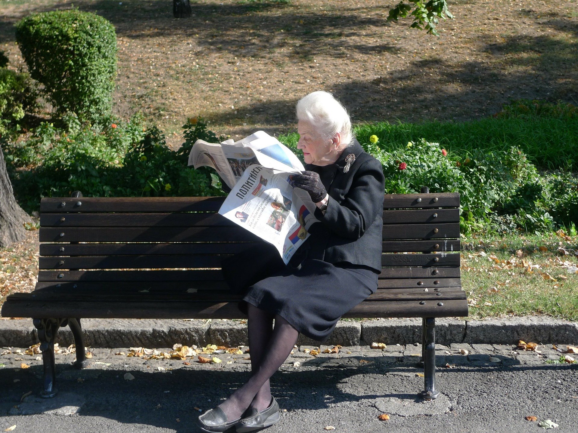 Foto de idosa lendo jornal