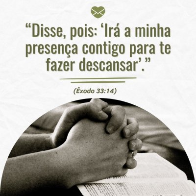 123rf Mulher ajoelhada na cama e rezando com as mãos juntas.