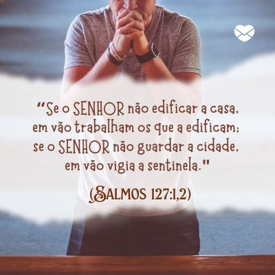 123rf Bíblia aberta ao lado de uma vela e uma lareira de fundo.