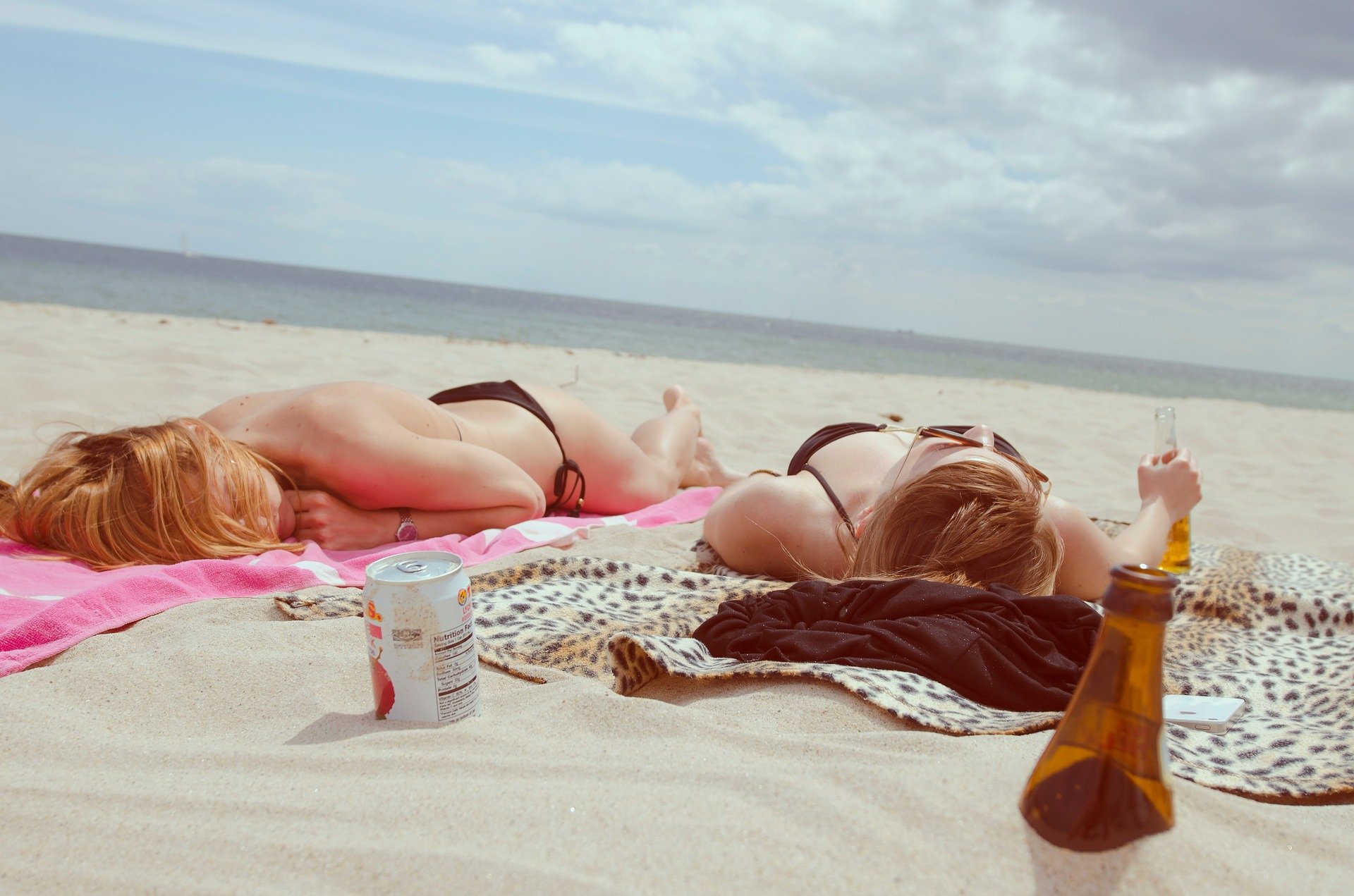 Imagem de mulheres deitadas na praia
