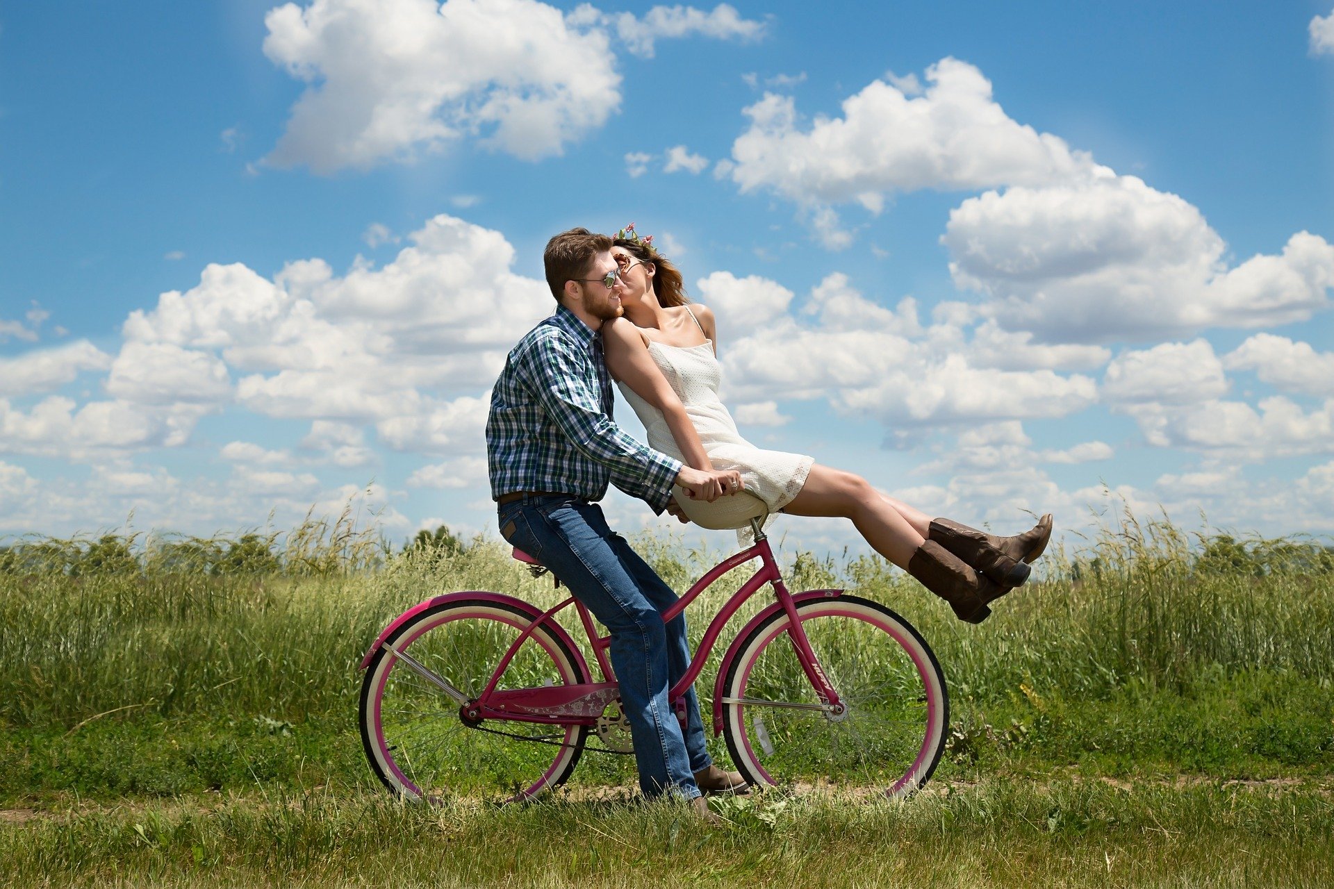 Foto de casal andando de bicicleta