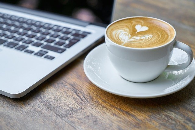 Xícara de cappuccino e notebook