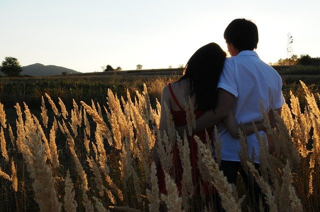 Casal abraçado em campo de trigo