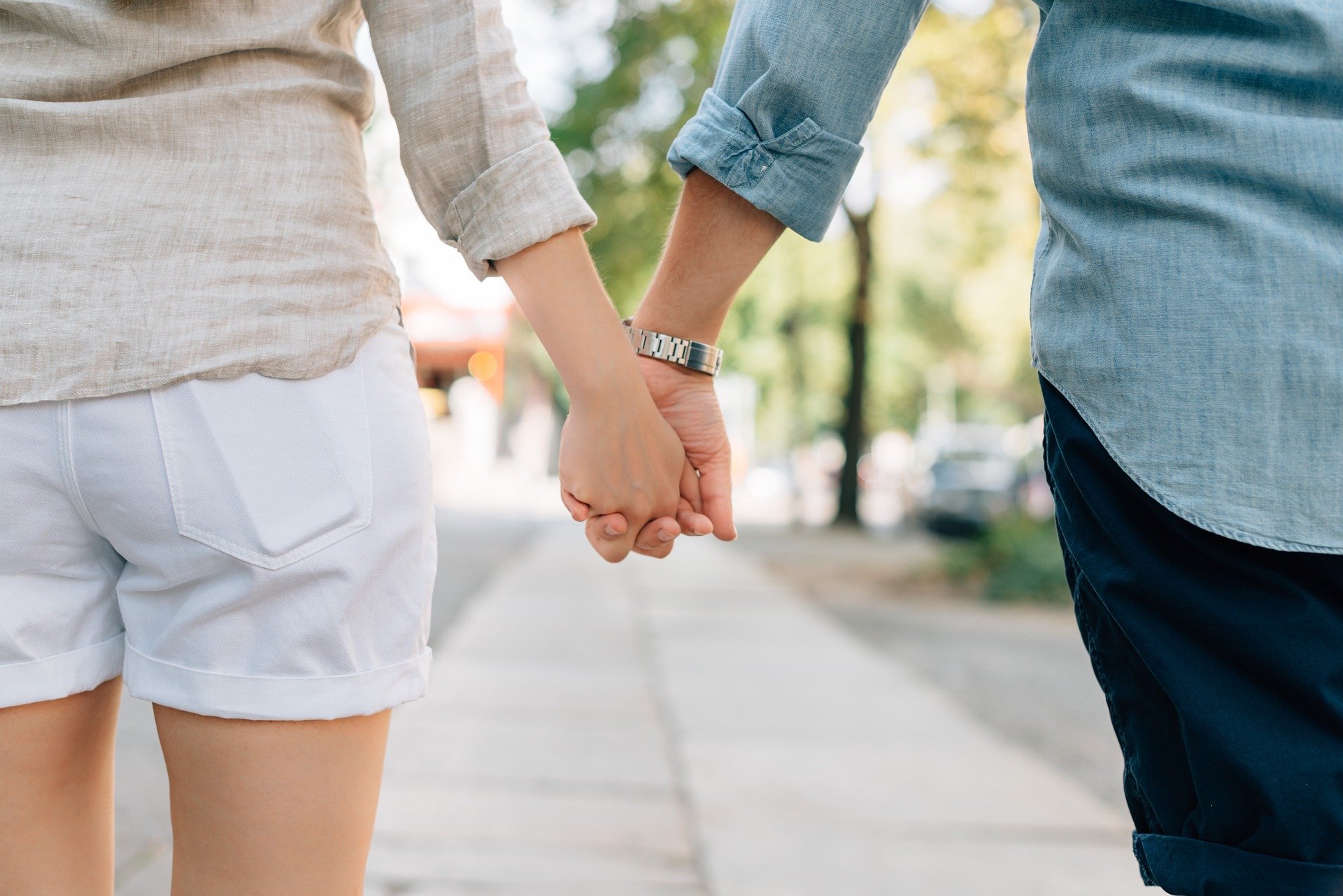 Foto de casal andando de mãos dadas