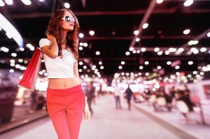 Pixabay/satyatiwari Mulher em loja com sacola de compra