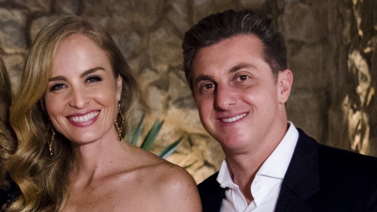 Telepadi Folha Uol Luciano Hulk e Angelica sorrindo para foto