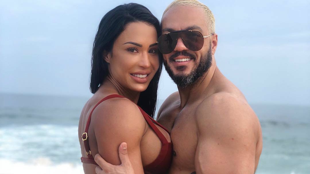 Divulgação / Istoé Gracyanne Barbosa e Belo sorrindo abraçados em frente ao mar