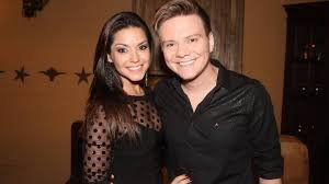 Divulgação/observatório dos famosos Michel Teló e esposa Thaís Fersoza pousando para foto sorrindo