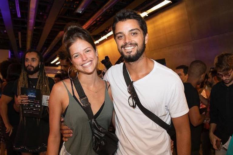 Divulgação / Felipe Panfili Agatha Moreira e Rodrigo Simas se abraçando em foto