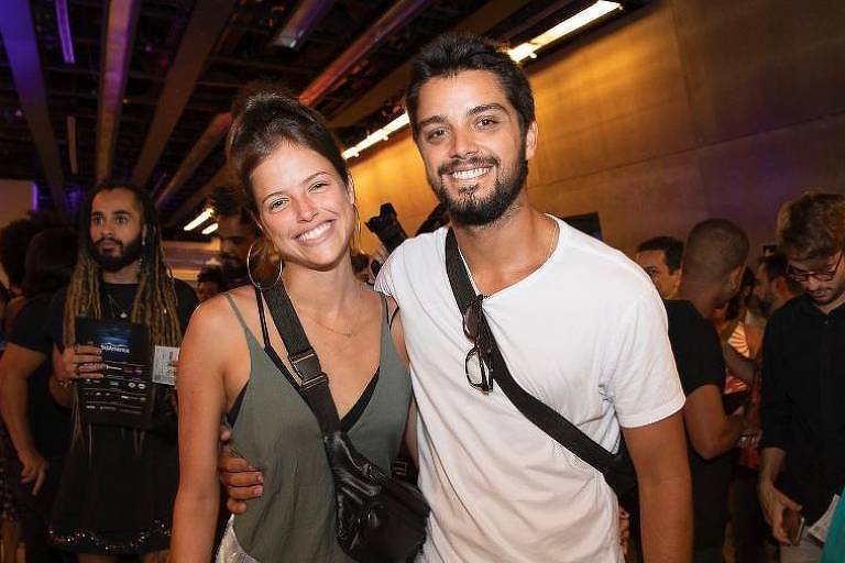 Agatha Moreira e  Rodrigo Simas se abraçando em foto