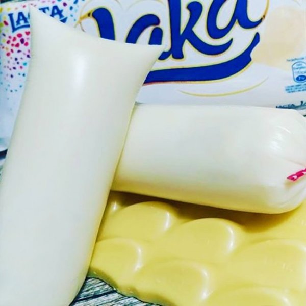 Comidinhas do Chef Geladinhos e embalagem de Laka ao fundo