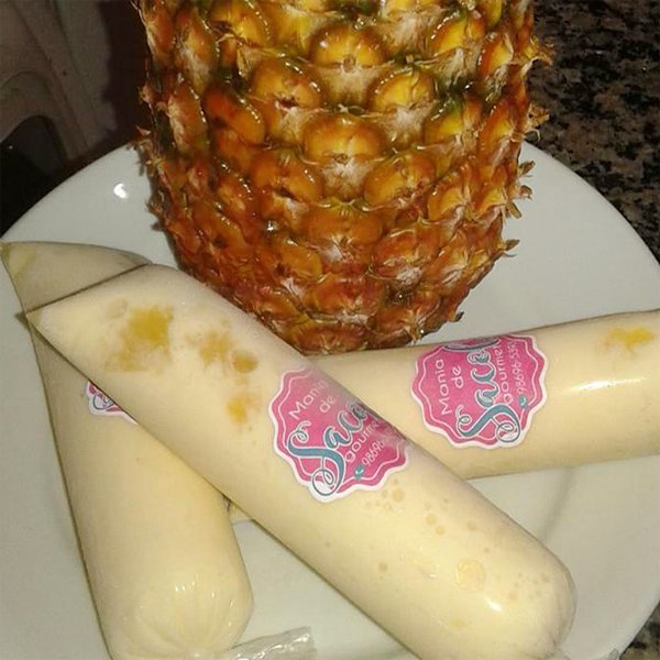 Abacaxi e geladinhos de abacaxi em prato