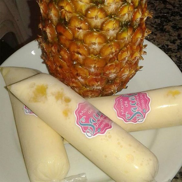 Comidinhas do Chef Abacaxi e geladinhos de abacaxi em prato