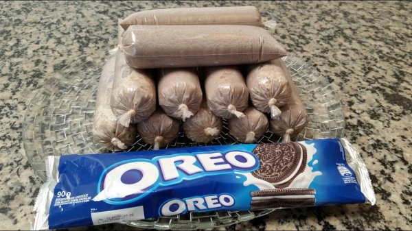 YouTube: Tatiana Sant'ana Pacote de oreo e geladinhos empilhados