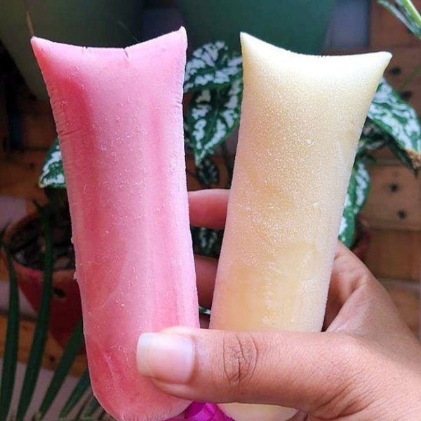 Comidinhas do Chef Mão segurando dois geladinhos de batida