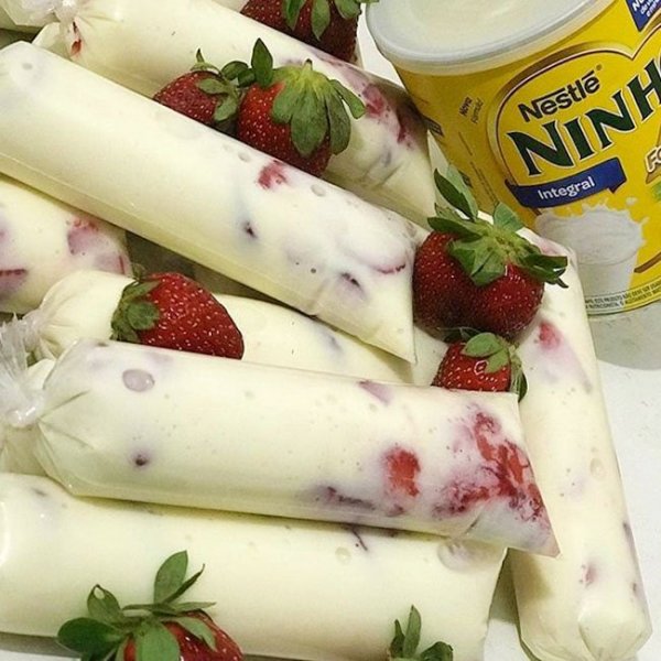 Comidinhas do Chef Embalagens de geladinho com morango e leite ninho