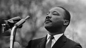 Martin Luther King em frente a um microfone