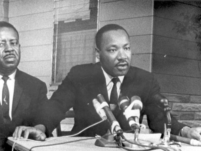 Imagem de Martin Luther King em frente a microfone