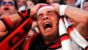 Reprodução/ Jc Limeira Torcedor do atlético paranaense emocionado no meio da torcida em estádio
