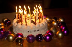 Pixabay Bolo de aniversário com velas acesas