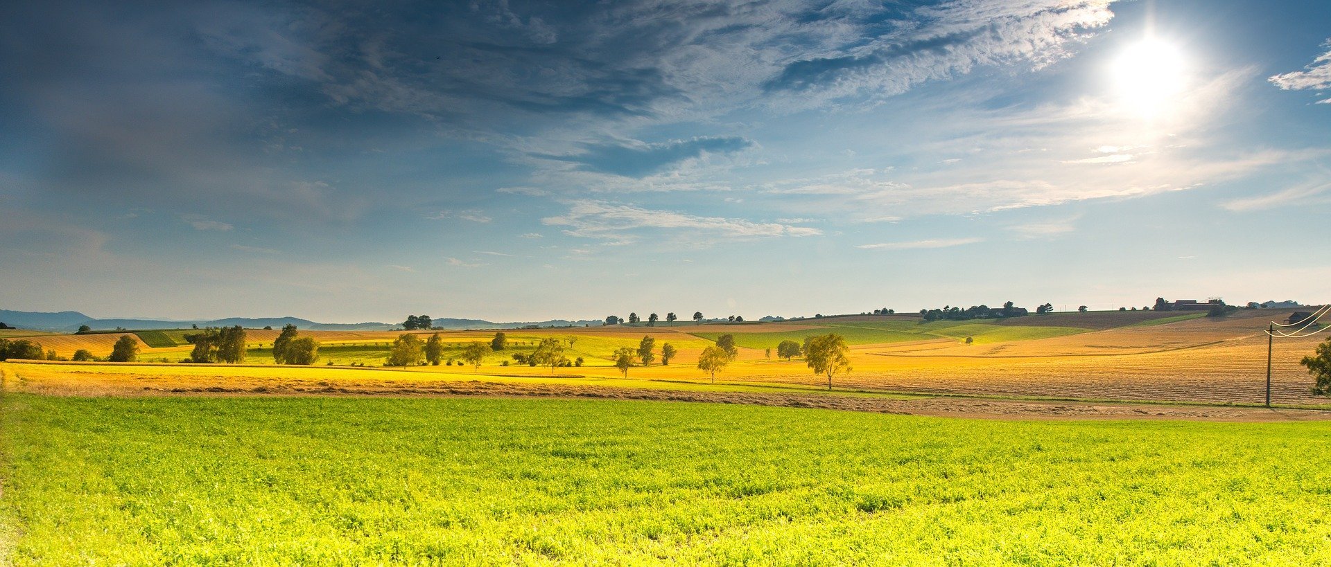 Foto de paisagem rural com céu ensolarado