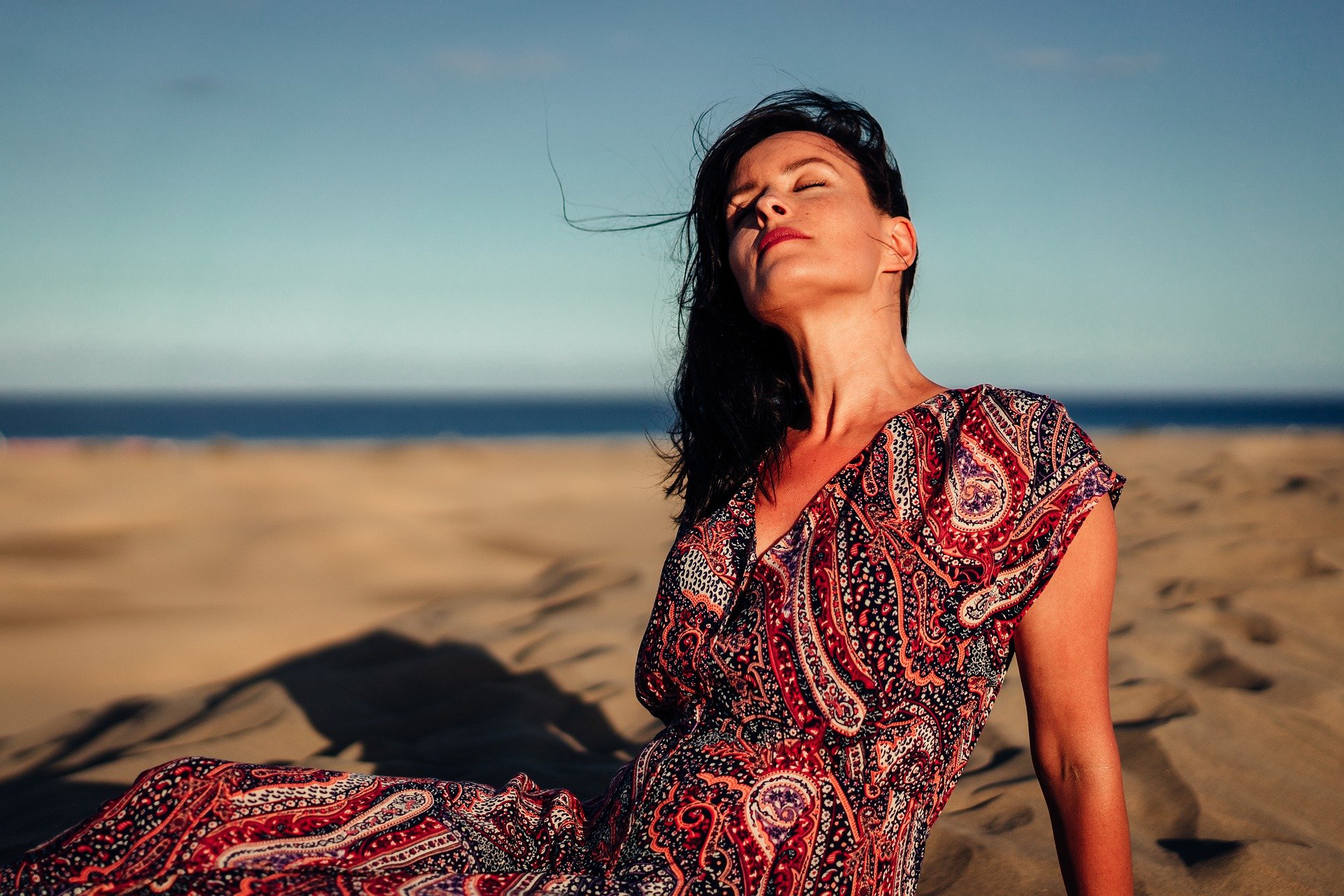 Foto de mulher sentada em praia