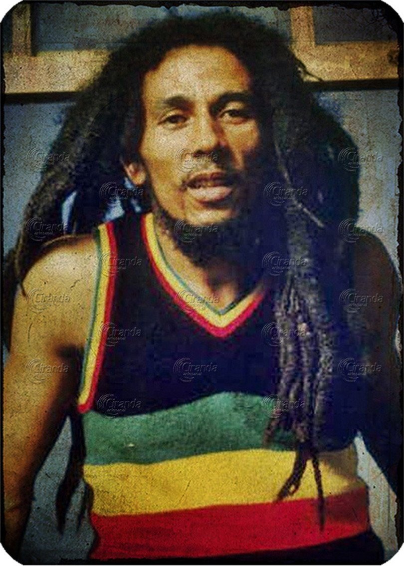 Cantor Bob Marley usando camiseta listrada com as cores verde, amarelo e vermelho