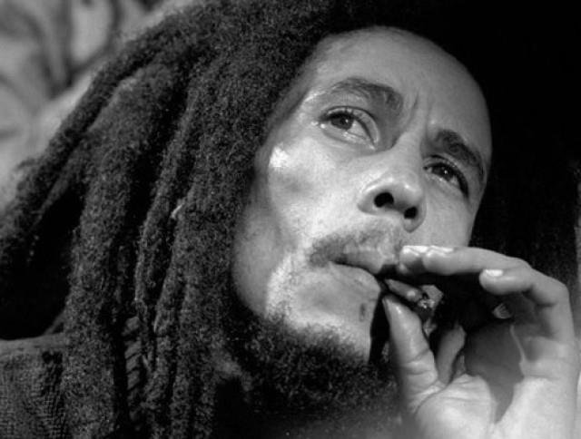 Cantor Bob Marley fumando cigarro