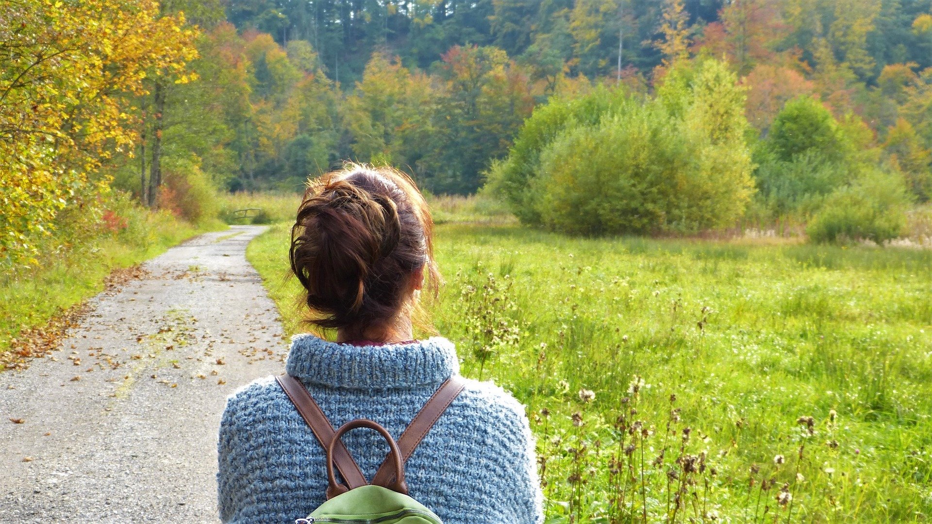 Pixabay Foto de mulher de mochila caminhando