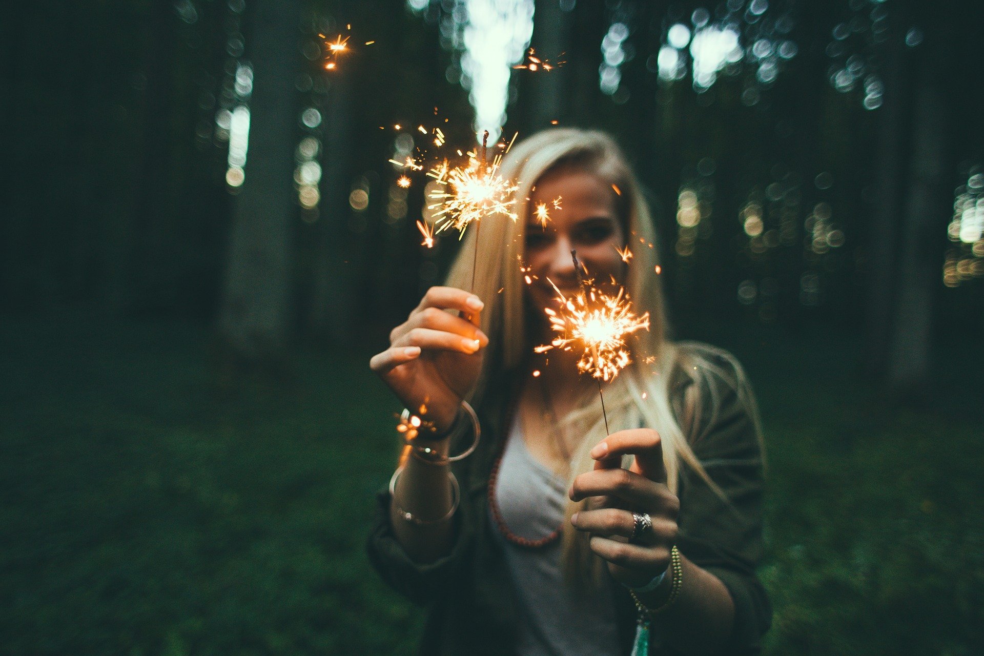 Pixabay Foto de mulher segurando velinhas acesas