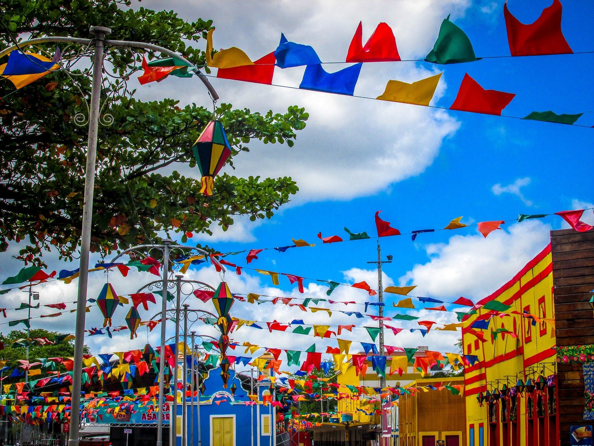 Foto de bandeirinhas de festa junina pendurada em postes de rua