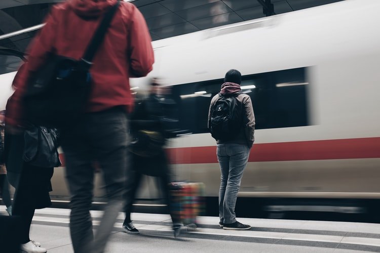 Pessoas em movimento em estação de metrô