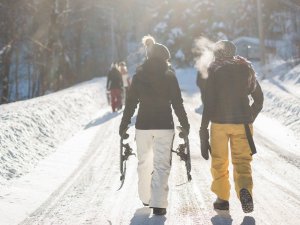 123RF Amigos caminhando em meio a neve