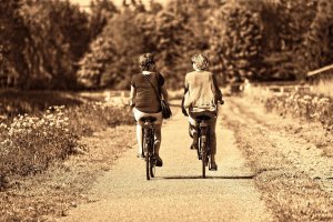 Pixabay Amigas andando de bicicleta