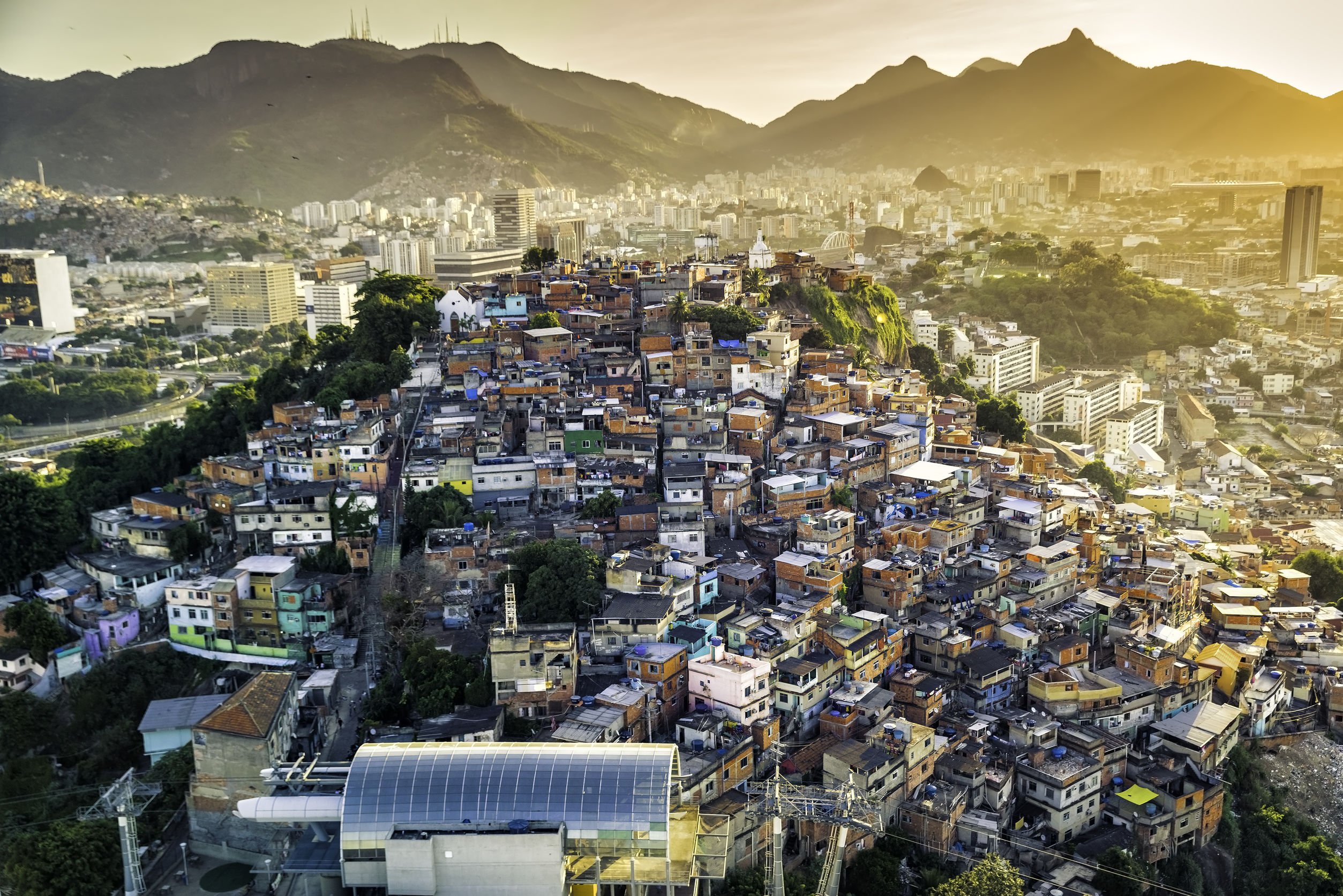 Paisagem de favela com o céu claro, do amanhecer
